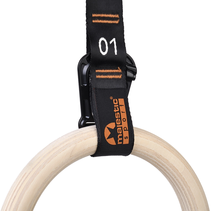 Drewniane kółka gimnastyczne z logotypem Majestic Sport GYMring, zbliżenie na podpięcie