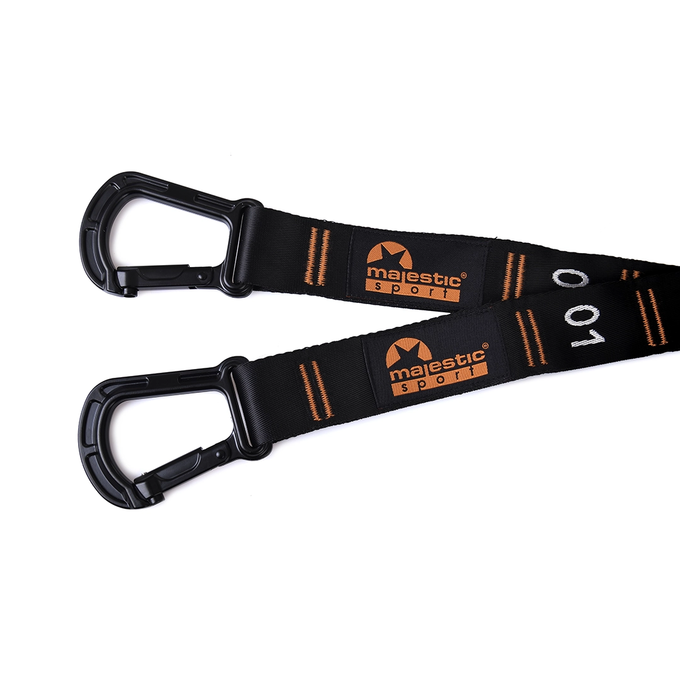 Drewniane kółka gimnastyczne z logotypem Majestic Sport GYMring, zbliżenie na stalowy karabińczyk