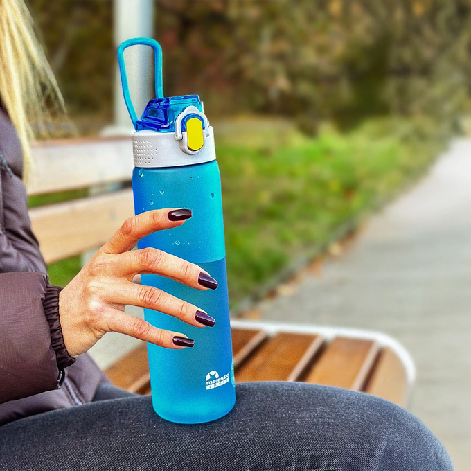 Kobieta trzyma niebieska matową butelkę tritanową na wodę w dłoni, Majestic Sport Okosei Mat