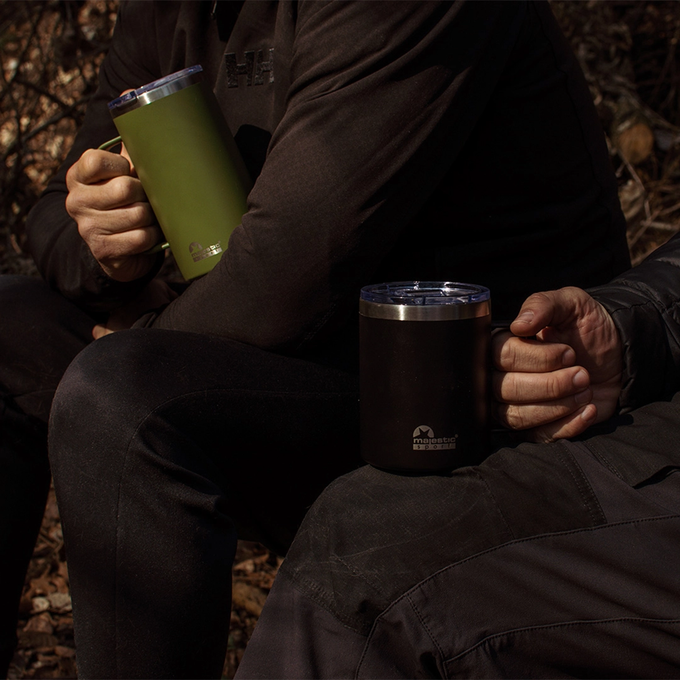 Mężczyźni trzymają w dłoni kubki termiczne z uchwytem, Majestic Sport Gump, kolor zielony i czarny