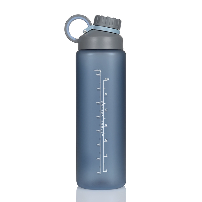 Niebieska matowa butelka tritanowa na wodę o pojemności 1l z logotypem Majestic Sport James Mat, z miarką motywacyjną