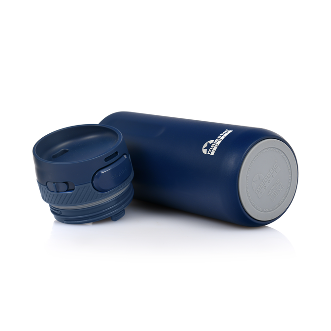 Niebieski kubek termiczny o pojemności 600 ml z logotypem Majestic Sport Nord z antypoślizową podstawką