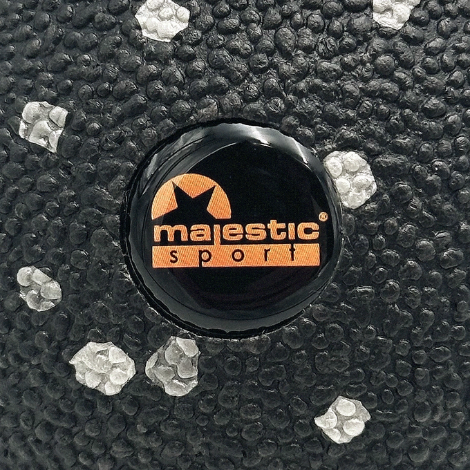 Zbliżenie na logotyp Majestic Sport, Tenso Mono, antypoślizgowa faktura