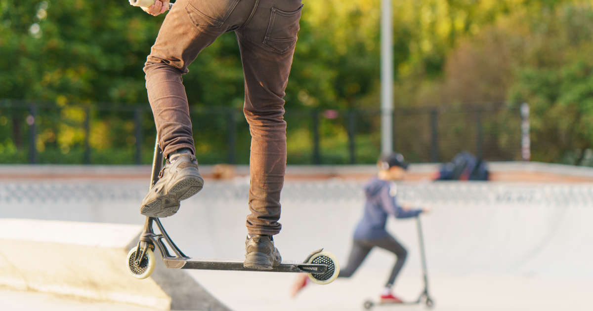 Jaka hulajnoga wyczynowa dla początkujących? Jak robić triki na hulajnodze?