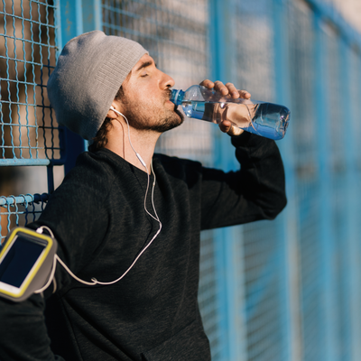 Czy picie zimnej wody podczas treningu jest zdrowe? Fakty i mity | Majestic Sport